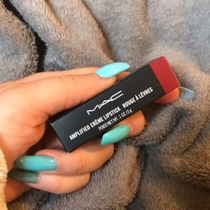 Mac Amplified Crème Lipstick in Dunbonnet